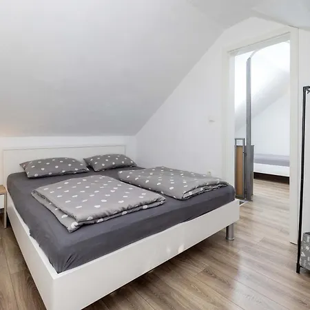 House Baras Garden Ferienhaus Mirce