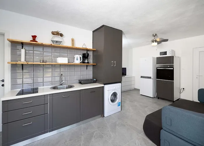 House Baras Garden Ferienhaus Mirce
