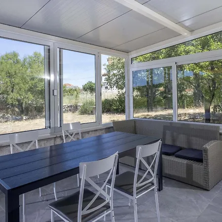 House Baras Garden Mirce